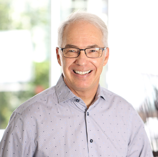 Dr Claude Bertrand Chirurgien dentiste de 35 ans d’expérienceDétenteur d’un diplôme en médecine dentaire de l’Université de Montréal et membre de l'Association des Chirurgiens Dentistes du Québec.